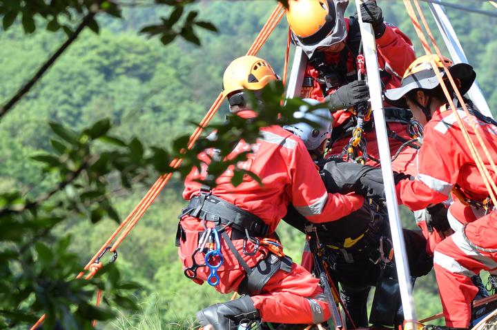 记者稿)防灾减灾日 杭州多支救援力量合作演练山地绳索救援