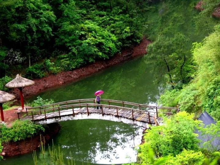 景星岩景区 右:响石山景区)   第三天:【"绿色基因库"——淡竹休闲谷