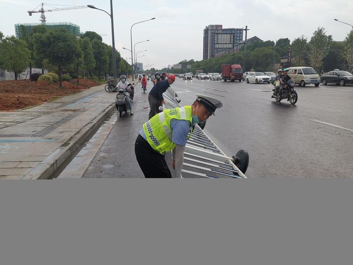 狂风暴雨中金华交警的温情拥抱