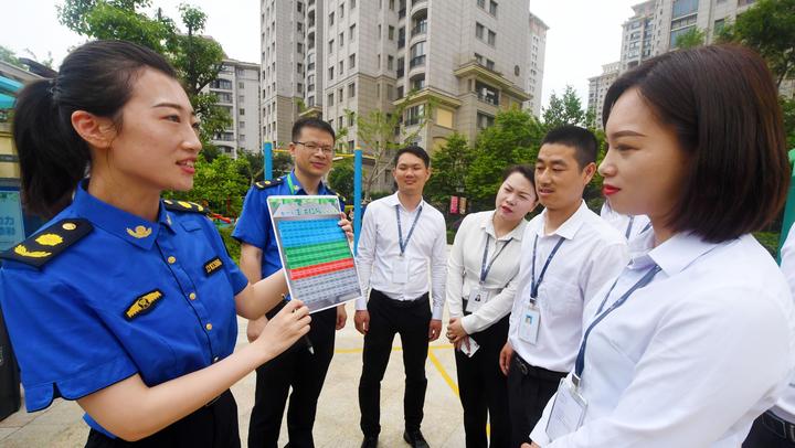 路桥垃圾分类督导员持证上岗到一线