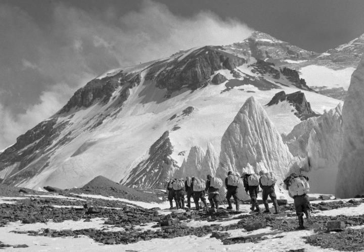 这是1960年5月,中国登山队队员们向珠穆朗玛峰进发.新华社发