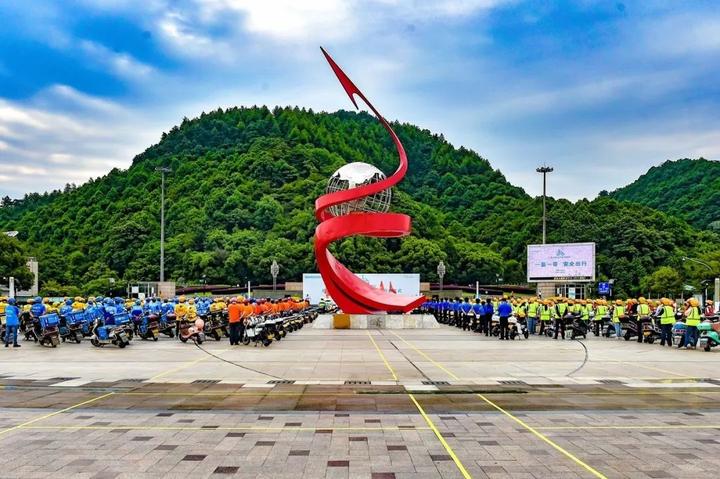 美团,饿了么小哥等数百骑手齐聚新安江广场,这
