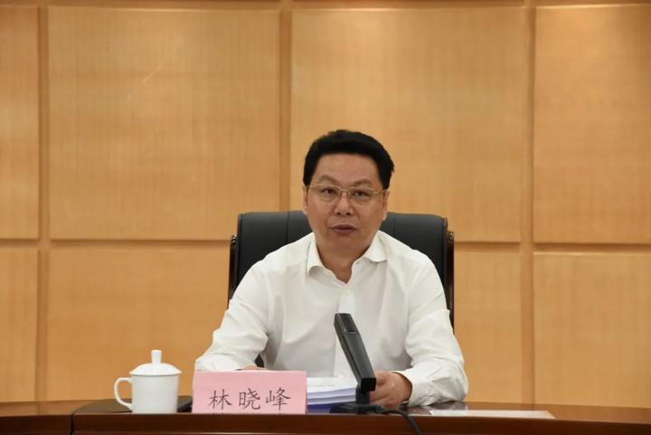 市委常委,组织部长林晓峰宣布省委人事任免决定,并介绍潘晓辉同志