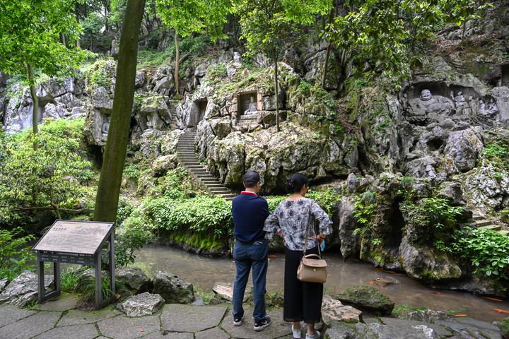 因防疫需要,灵隐飞来峰景区每日限流3万人,游客进入寺院,需出示健康码