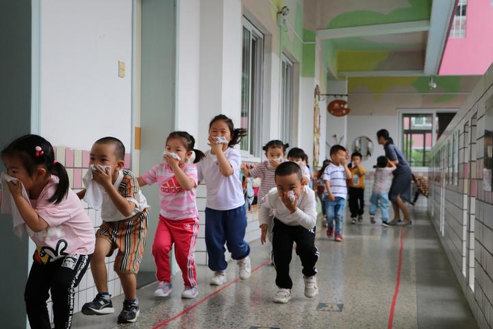 上虞 鹤琴幼儿园开展消防演练活动 伴随着紧急警报声响起,各班教师