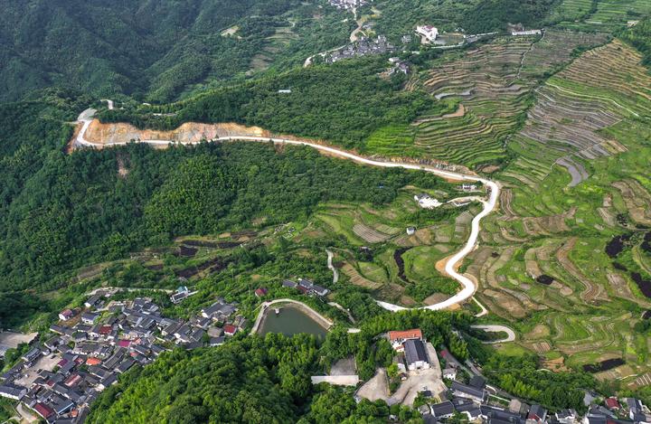 6月7日,高空俯瞰覆卮山千年梯田景区,一条崭新的盘山公路沿着梯田群