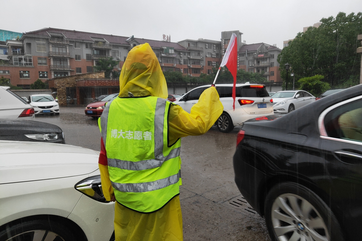 博大幼儿园:家委暴雨中执勤 诠释"最美"志愿者