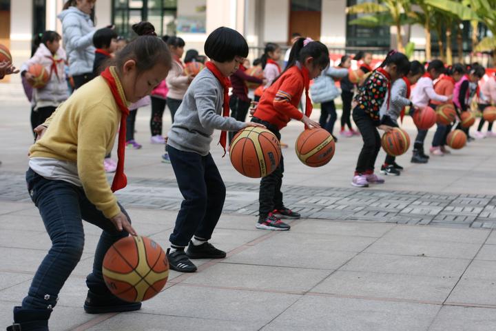 篮球教育远不只教孩子们打篮球从十一连冠看崧厦街道中心小学的体教