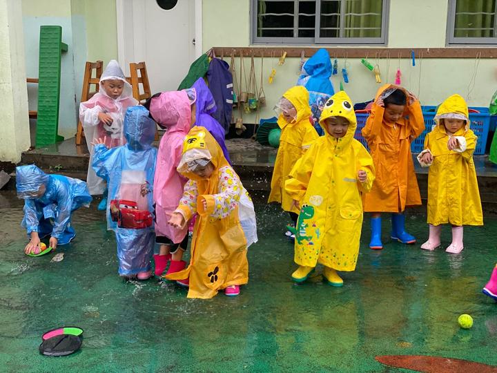 东阳市城东中心幼儿园雨中趣事多欢乐踩水坑