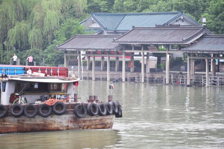杭州:运河水位上涨 水上巴士停运