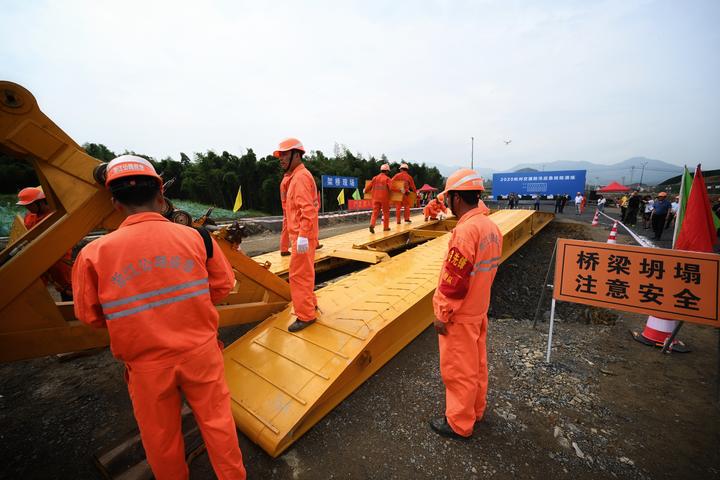 浙江杭州:防汛应急演练 抢险神器登场(组图)