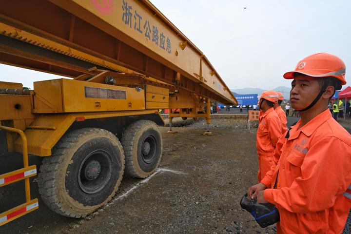 浙江杭州:防汛应急演练 抢险神器登场(组图)