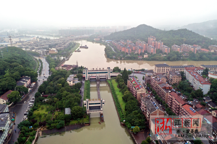 6月22日,德清大闸下游1公里,一艘货船准备停靠在乾元镇东门城桥下游.