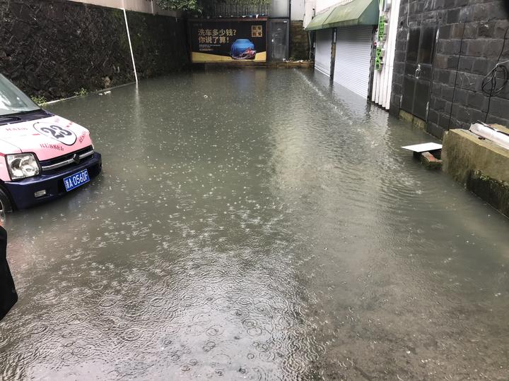 大雨造成杭州多处积水 消防员紧急排水
