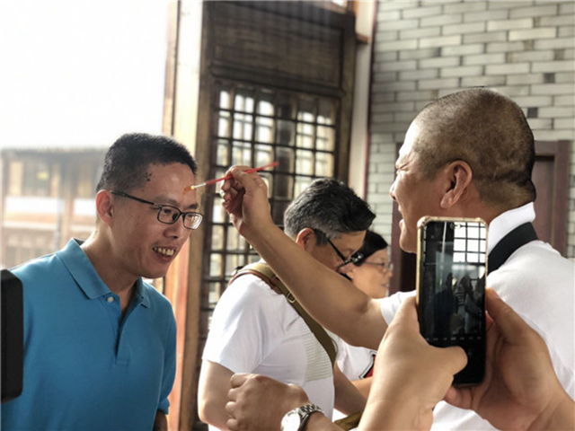 位于长兴县水口乡的大唐贡茶院景区仍然迎来了一波又一波的游客