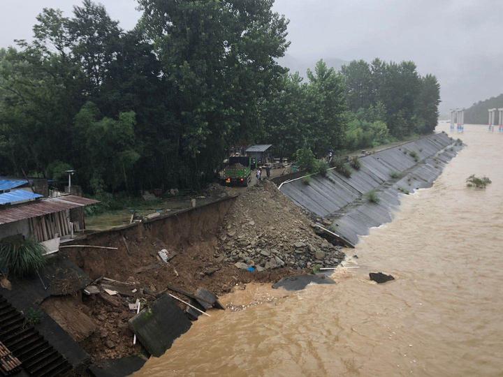 暴雨致桐庐瑶琳镇防洪堤被冲毁 抢修及时险情得到控制