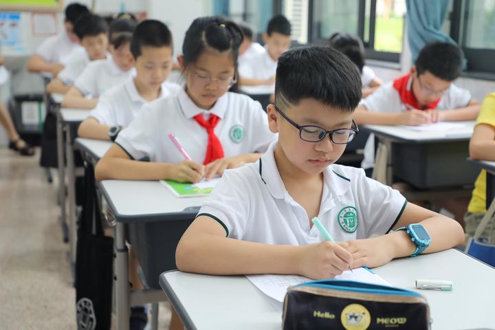 东阳中小学生晨读宪法 迎国家宪法日