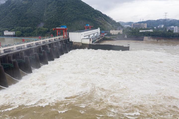 桐庐:应对新安江水库来水 富春江水电站开孔泄洪