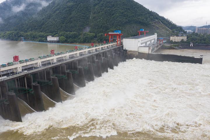 桐庐:应对新安江水库来水 富春江水电站开孔泄洪