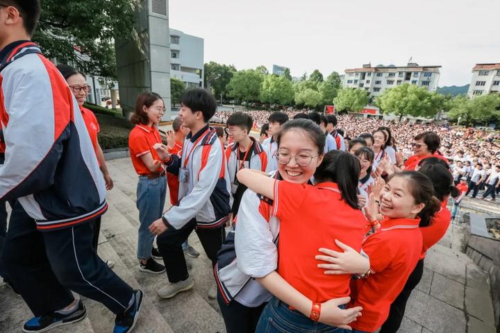 2020高考首日 谁是第一个从缙云中学考场出来的同学?