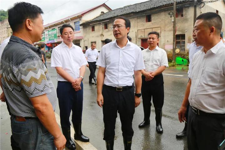 开化县委书记鲁霞光深入一线指导灾后