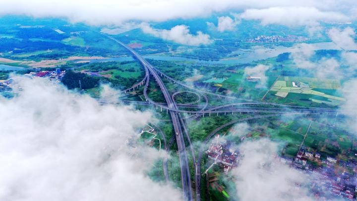7月21日上午,浙江诸永高速台州市仙居县白塔枢纽在云雾中若隐若现