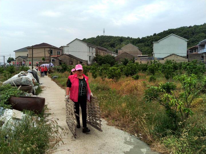 眼下,在定海区双桥街道临港村,提起"红衣使者"志愿者服务团队,村民们