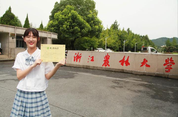 浙江农林大学发布竹制录取通知书你见过吗