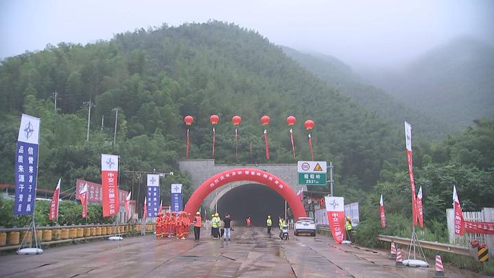 宜长高速葡萄岭隧道全线贯通预计明年春节实现通车