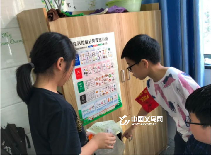 垃圾分类进校园义乌上溪小学小小监督员上岗