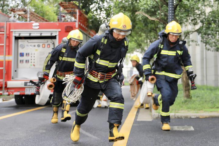 杭州消防员酷暑"魔鬼训练" 只为能在火场多救一个人