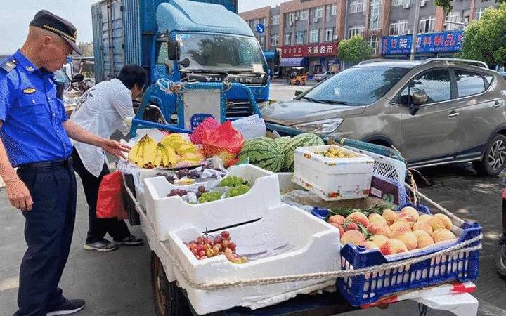 规范整治水果市场周边流动摊贩嘉兴经开城管集中行动