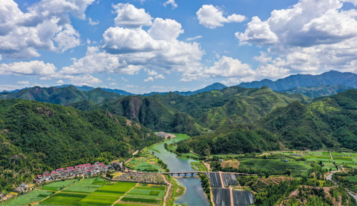 武义县柳城山区在高空航拍镜头下,山峦层次分明,沟壑可见.