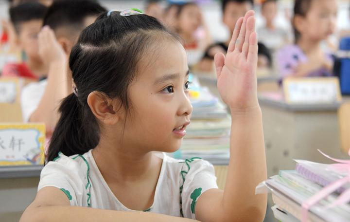 8月30日,在仙居县第一小学,一(6)班学生们争相举手发言.
