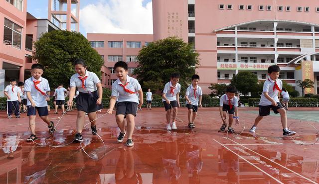 8月31日,在台州市仙居县第一小学操场,学生们正在趣味体育运动锻炼