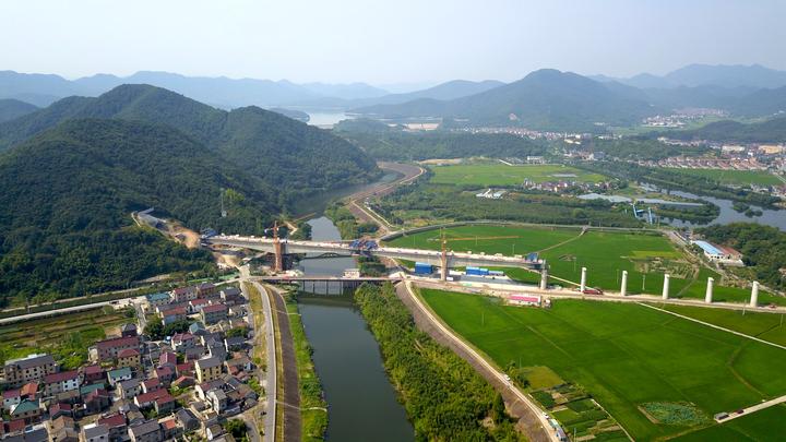 助力一小时交通圈 杭绍台铁路小舜江特大桥顺利合龙