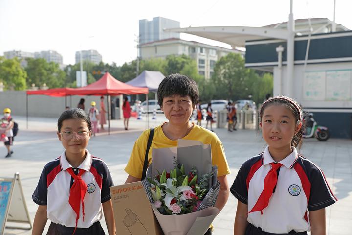 三尺讲台,难忘师恩 沥海街道中心小学举行教师节鲜花