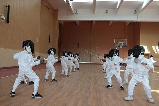 击剑课堂进校园 小小"剑客"展英姿
