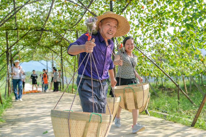 村民在农民运动会上参加"挑担进仓"项目比赛.