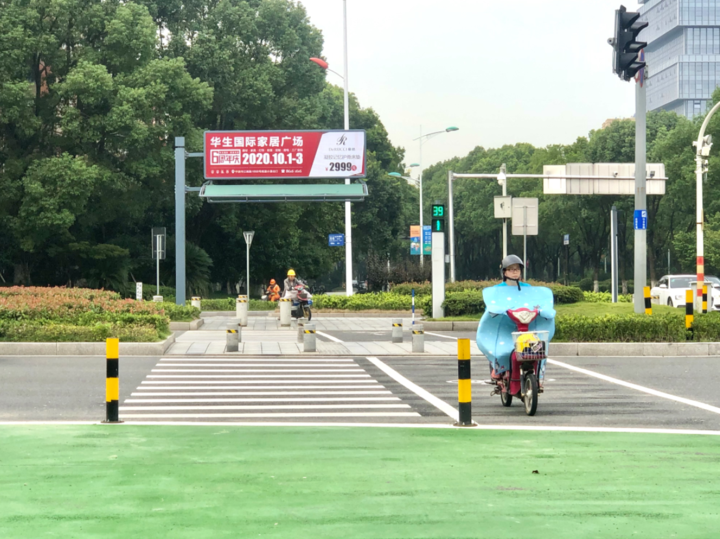 非机动车道与人行横道分离 镇海率先试点的这个十字路口有特色