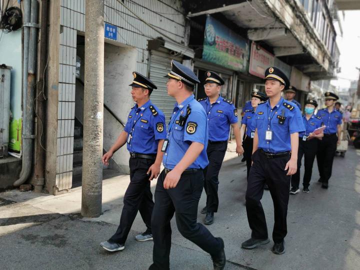 快看,黄岩这个中队将办公室"安在"街上