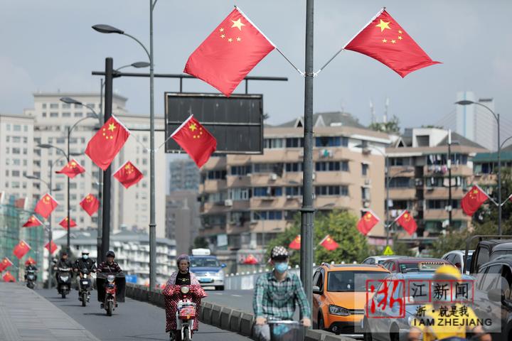 朝晖路两侧五星红旗迎风飘扬,营造出喜迎国庆的浓浓节日氛围