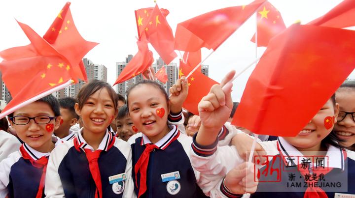 学生们面对鲜艳的五星红旗高呼"伟大的祖国,我爱你".