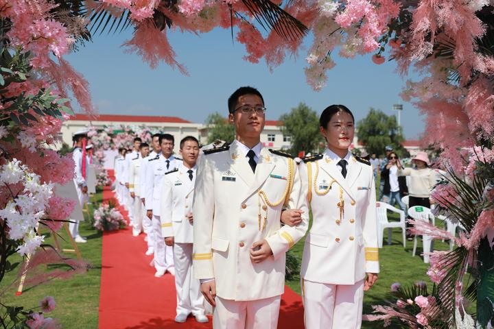 海军航空兵某旅举办军营集体婚礼 此时此刻,婚纱邂逅军装,"浪花白"与"