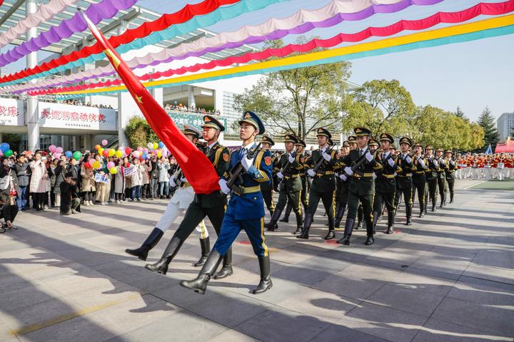 浙江大学国旗仪仗队护卫国旗冉冉升起