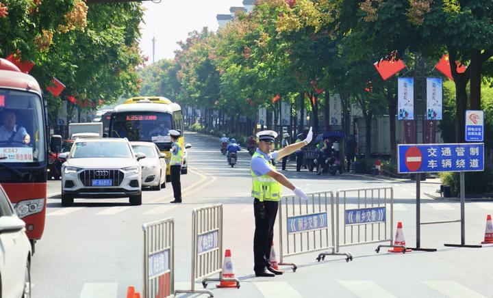 桐乡乌镇交警蓝护平安