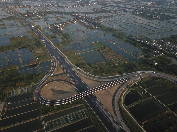 通车在即!杭州绕城西复线湖州段主线沥青路面双幅贯通