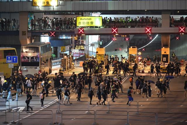 乱港头目黎智英等26人15日下午在香港法院再提堂审讯