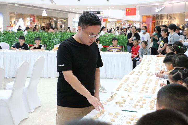 国家象棋大师回乡上演1对34"车轮战" | 上虞籍国家象棋大师黄竹风返虞