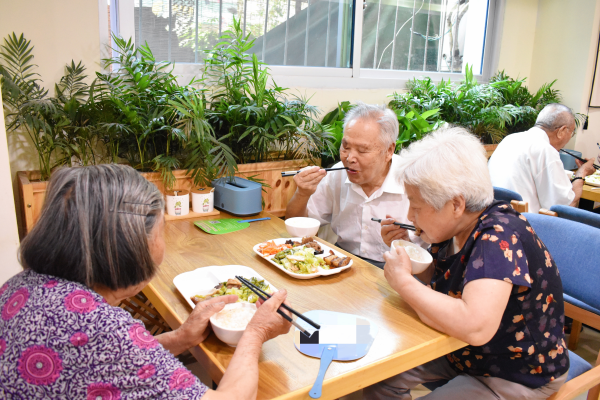 青田老人在居家养老管理服务中心就餐.